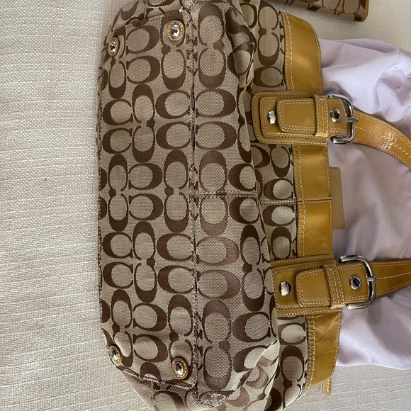 Coach beige, signature, soho, pleated, jacquard, bag/purse and matching wallet. - Picture 2 of 13